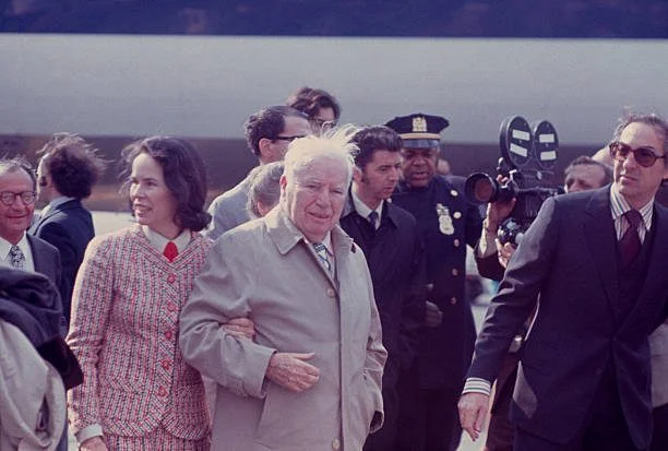 charlie-chaplin-et-sa-femme-oona-oneill-1970-new-york