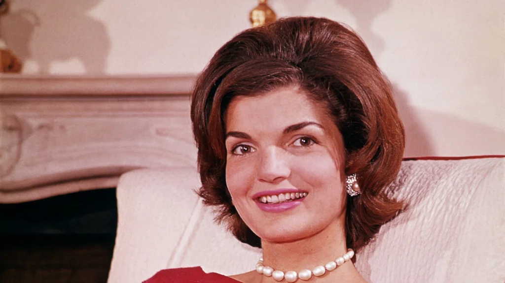 Comment Jackie Kennedy a remporté un Emmy Award - Histoire Unique