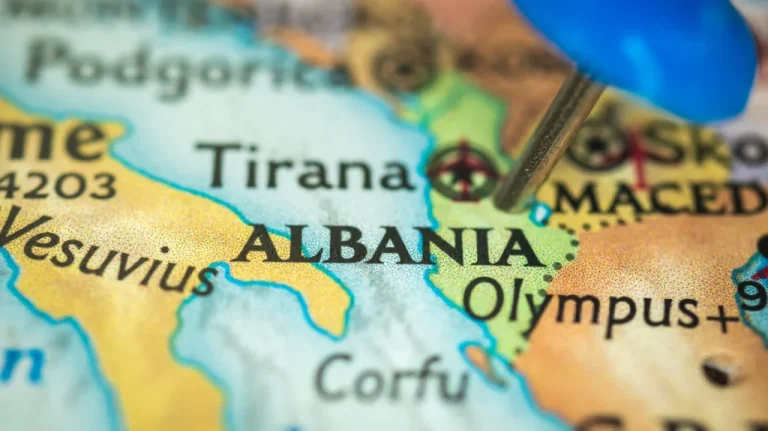 Comment les échecs de pyramides ont déclenché une guerre civile en Albanie