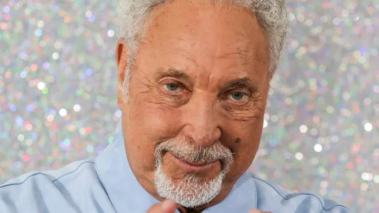 Elvis Presley chante pour Tom Jones sous la douche – Anecdote star