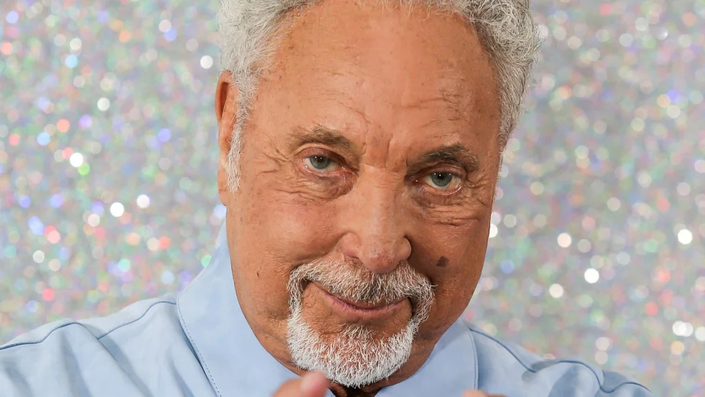 Elvis Presley chante pour Tom Jones sous la douche - Anecdote star