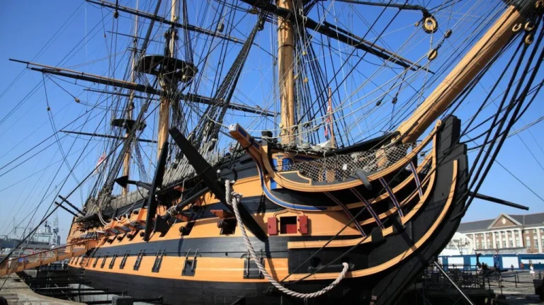 La Marine Royale et son navire de guerre de 300 ans en service