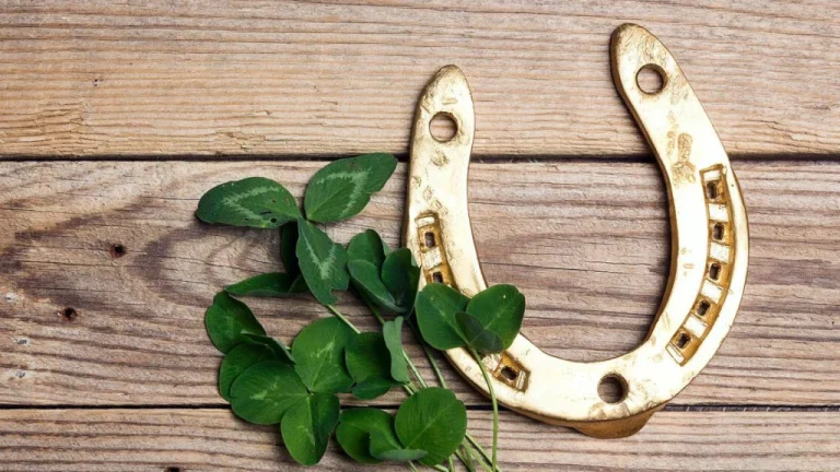 La Psychologie Complexe des Superstitions Humaines