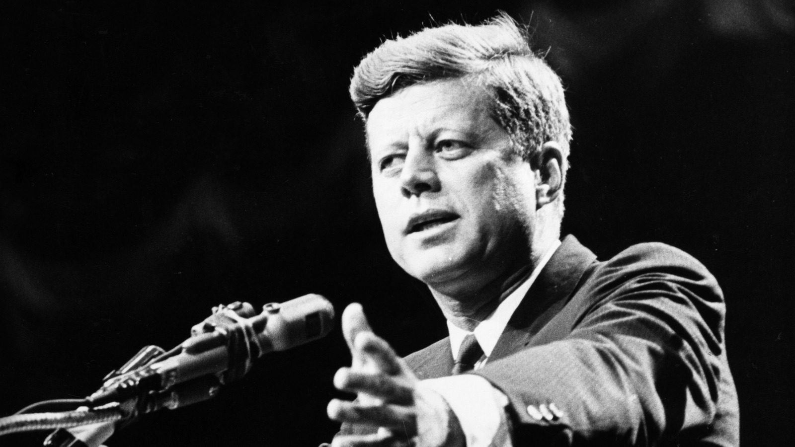 La mort de JFK n'empêche pas la réhabilitation d'Oppenheimer