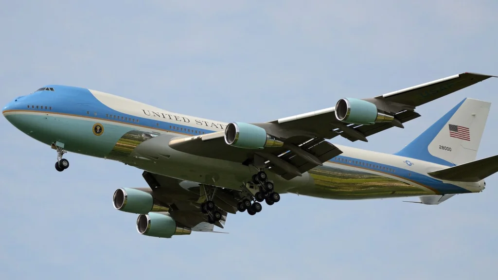 Les présidents américains qui ont chuté des escaliers d'Air Force One