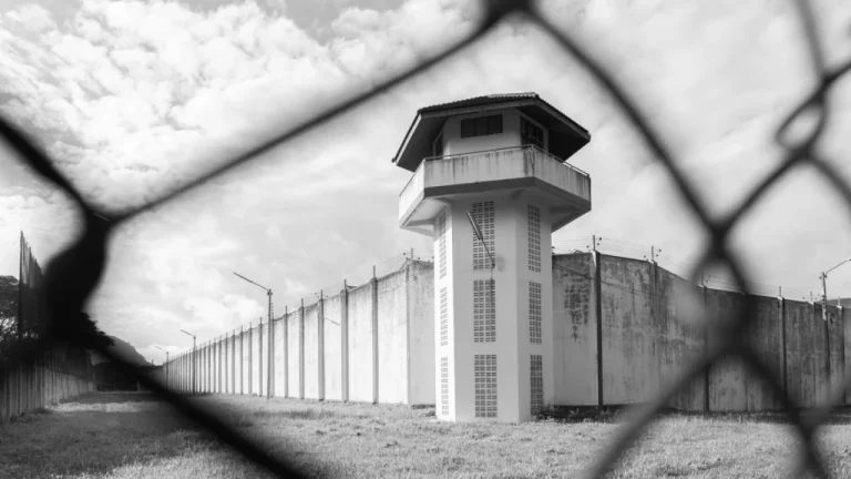 L&rsquo;évasion spectaculaire de prisonniers avec menace de bombe
