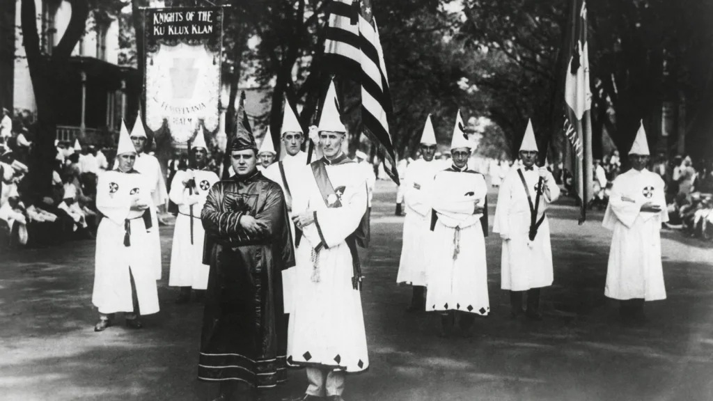 Montée terrifiante du KKK durant la prohibition aux USA