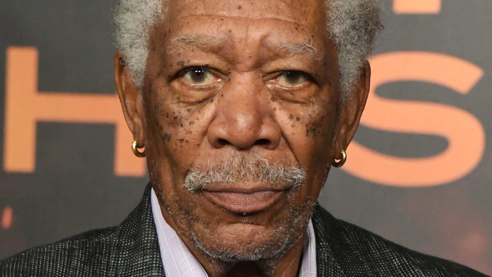 Morgan Freeman et le secret touchant de ses boucles d'oreilles