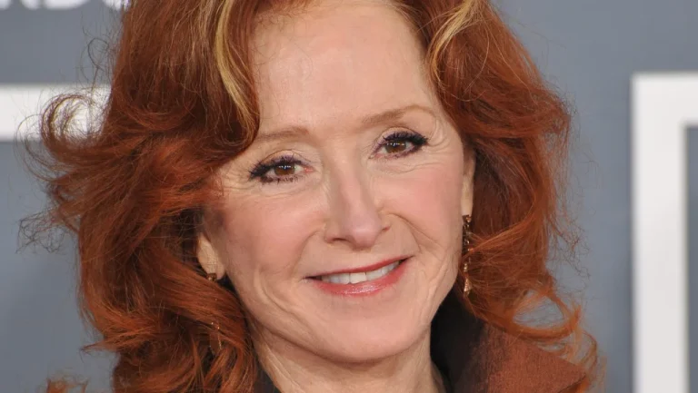 Plongée dans la vie et carrière de Bonnie Raitt, une artiste couronnée aux Grammy