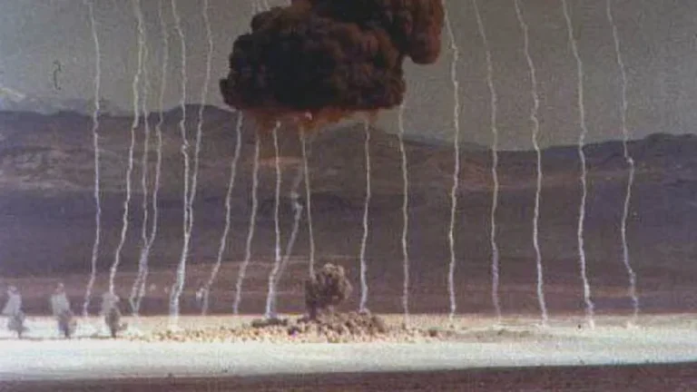 Pourquoi Certaines Explosions Nucléaires Ont des Traînées de Fumée Verticales