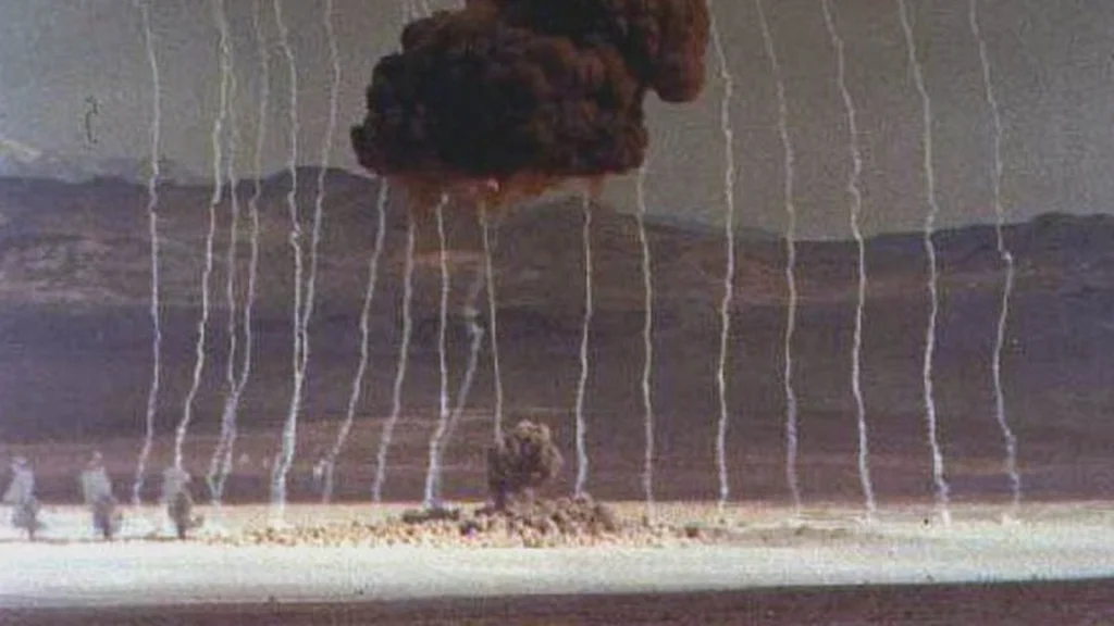Pourquoi Certaines Explosions Nucléaires Ont des Traînées de Fumée Verticales