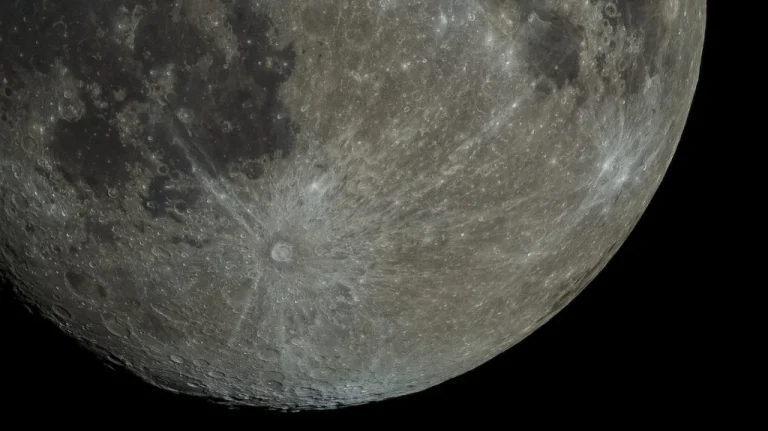 Pourquoi le pôle sud lunaire fascine tant les scientifiques