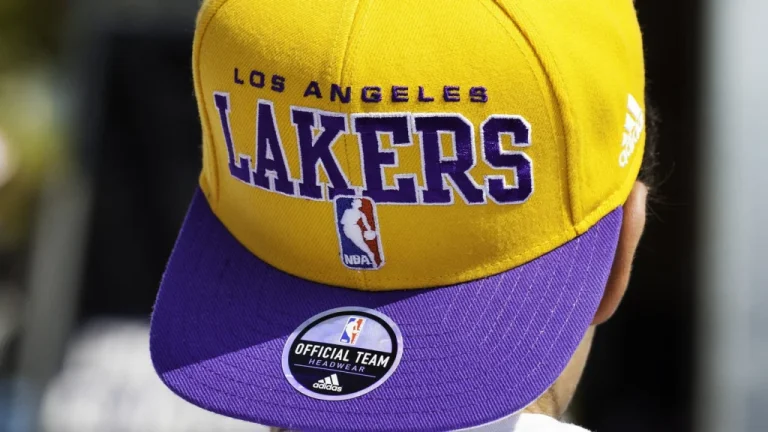 Pourquoi les Lakers de LA portent des uniformes violet et or