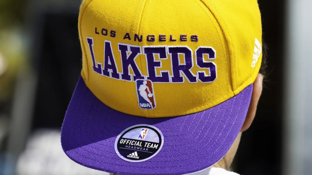 Pourquoi les Lakers de LA portent des uniformes violet et or