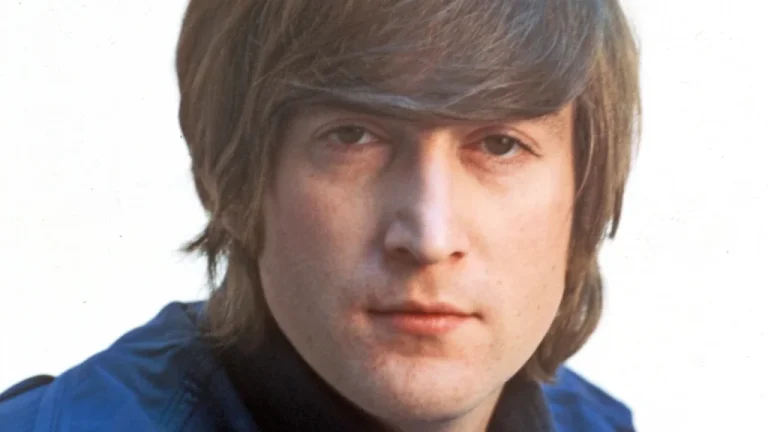 Relation de John Lennon avec ses sœurs selon Julia Baird