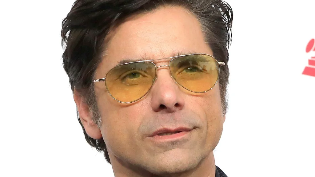 Combien d'arrestations pour John Stamos Décryptage