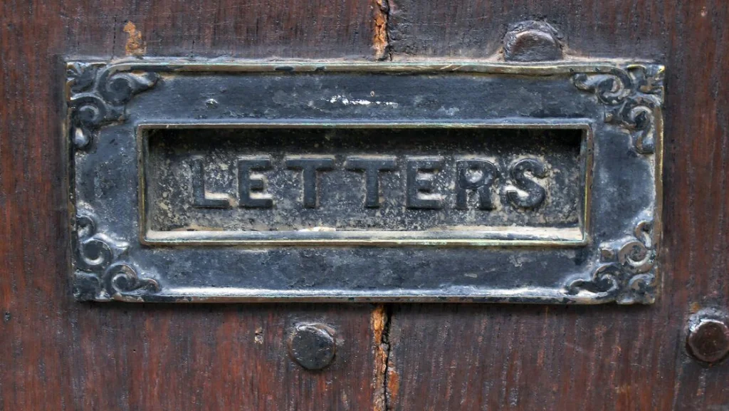 Histoire de la Boîte aux Lettres et son Evolution Notable