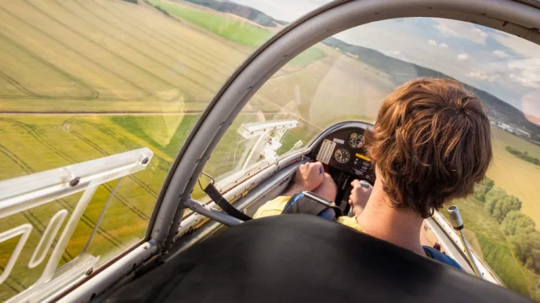 Histoire incroyable d’un pari au bar, deux avions volés et prison