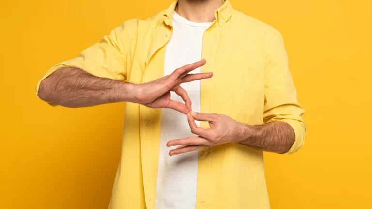 Interprètes en langue des signes et contes bizarres de faux signaux