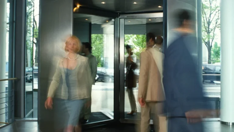 L&rsquo;Inventeur de la Porte Tournante, un Génie Oublié du Passé