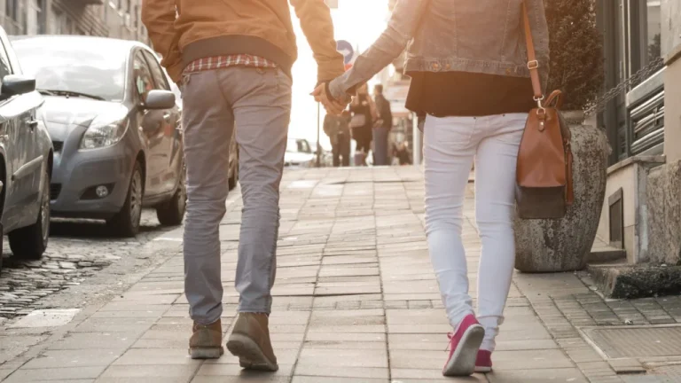 L&rsquo;Origine médiévale surprenante de la Règle du trottoir pour gentlemen