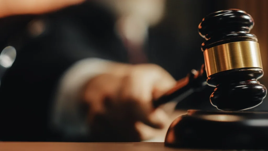 L'origine surprenante de l'expression Le long bras de la loi