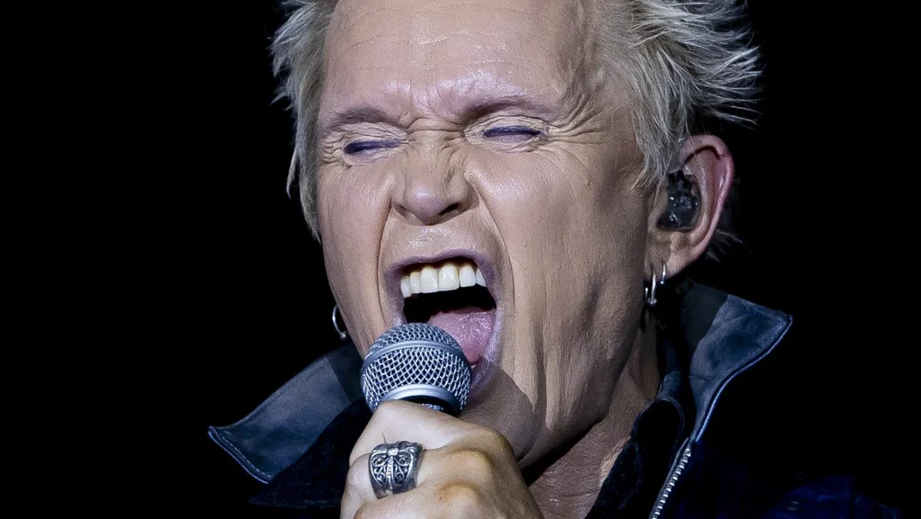La Vie Triste et Tourmentée de Billy Idol, une Légende du Rock