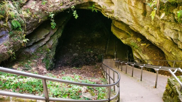 La théorie effrayante liant disparitions et grottes US