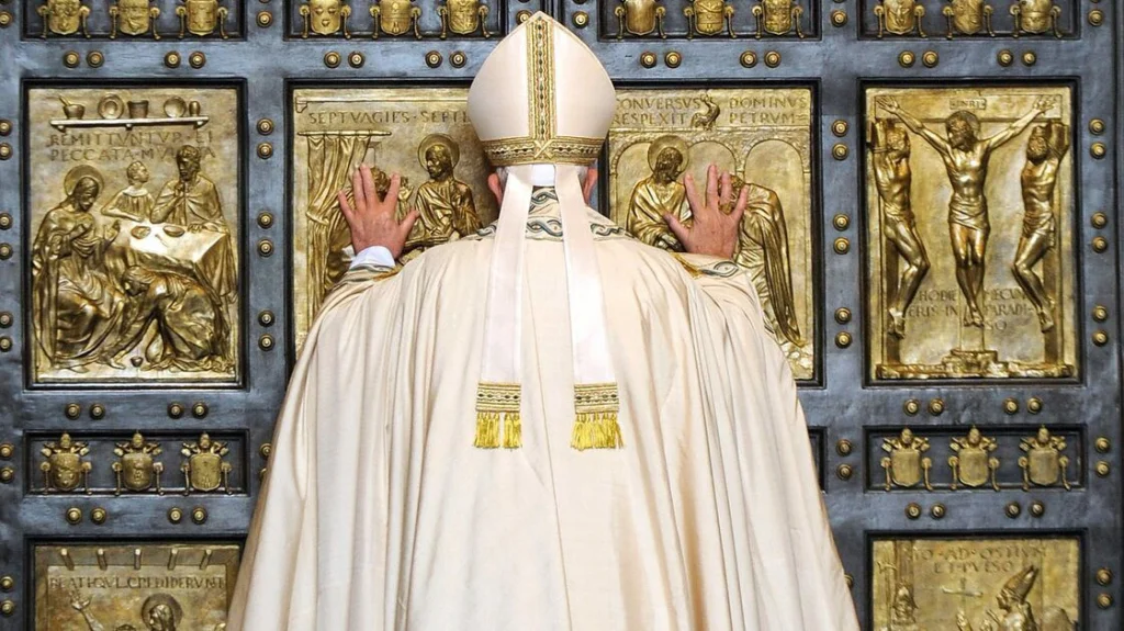 Le Sens Caché des Vêtements du Pape Décrypté