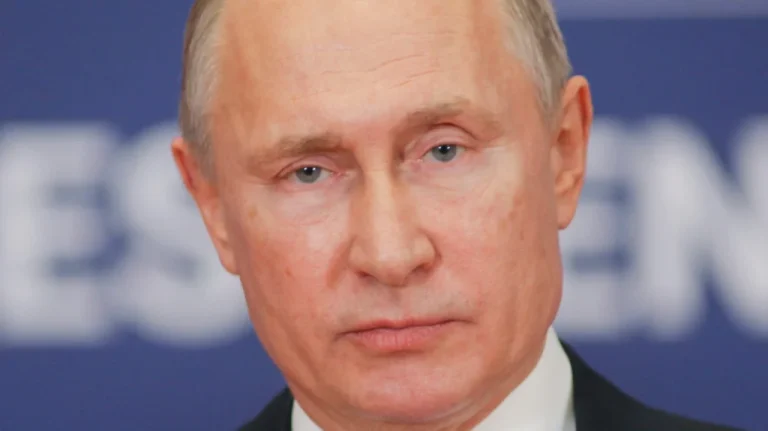 Le Sens Caché du Manteau Bouffant de Vladimir Poutine