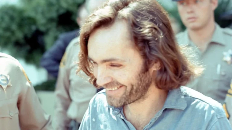 Les Règles Déroutantes imposées par Charles Manson à son Culte