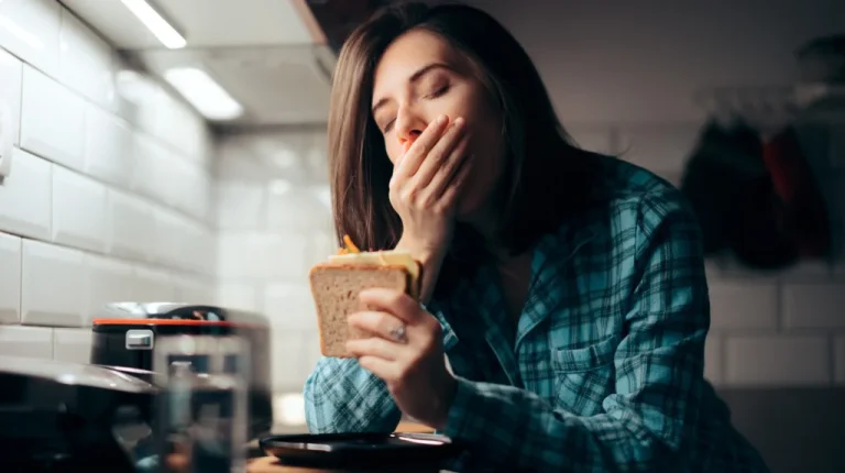 Pourquoi avons-nous envie de grignoter tard le soir ? Explications scientifiques