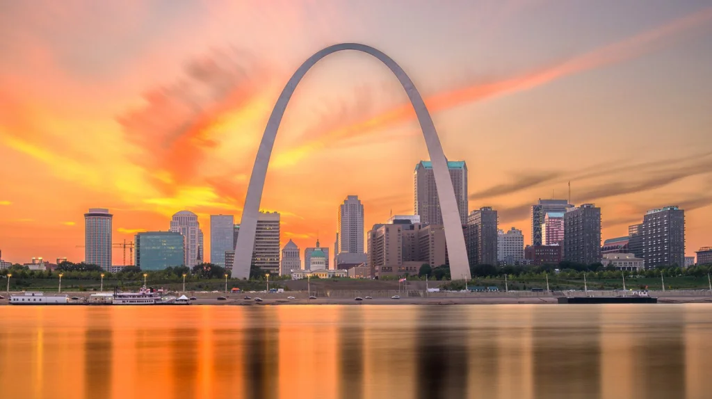 Pourquoi l'arche de St. Louis est une illusion d'optique étonnante