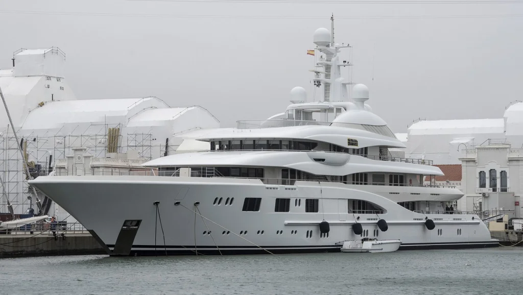 Pourquoi les oligarques russes évitent de mouiller leurs yachts aux USA