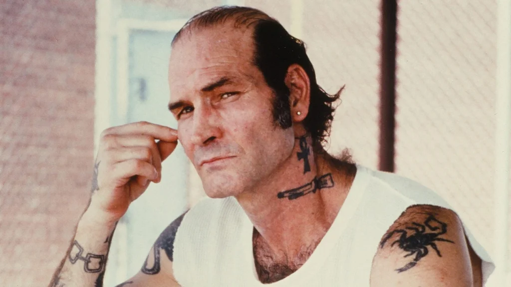 Comment les prisonniers se font vraiment tatouer en détention