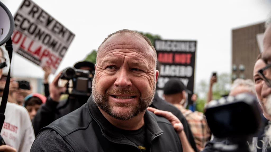 Détails Sombres Sur Alex Jones, Prophète des Théories du Complot