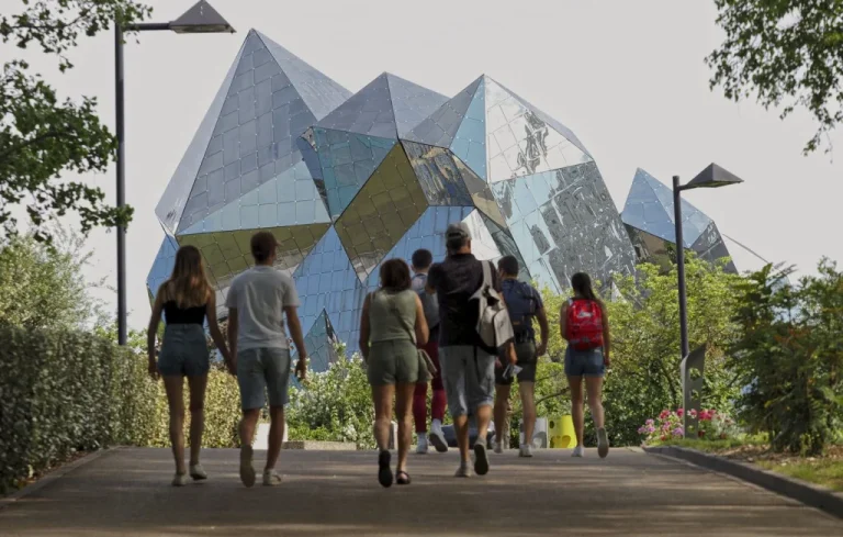Enquête pour homicide involontaire au Futuroscope: un ouvrier décède après une chute