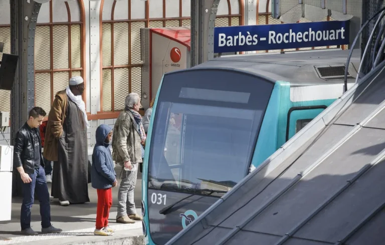 Homme arrêté pour avoir surfé sur toit d&rsquo;une rame de métro à Paris