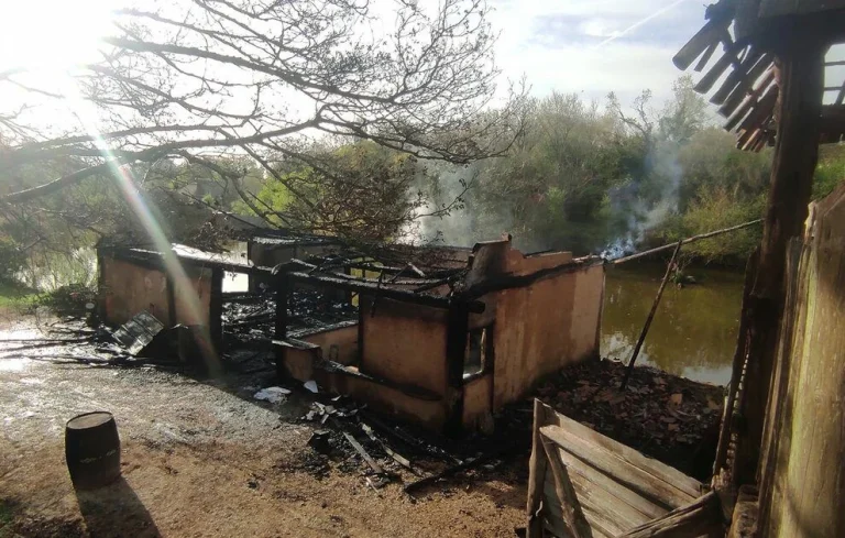 Incendie criminel au Village Gaulois de Pleumeur-Baudou en Bretagne