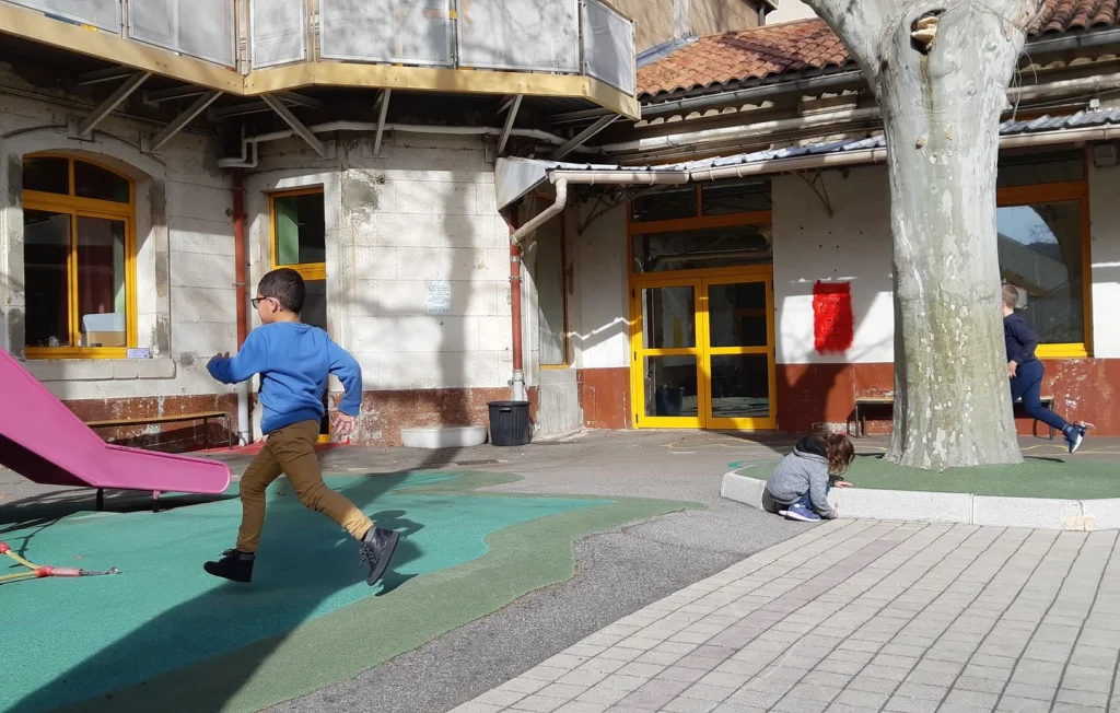 Incident violent à Marseille : Une directrice agressée pour avoir refusé de laisser partir un élève