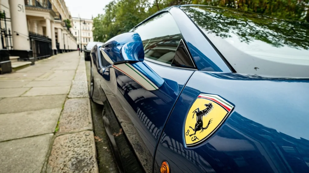 L'Enterrement Insolite de Sandra West en Ferrari Bleue