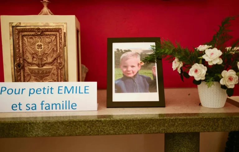 Mort d&rsquo;Emile : la mère touchée par les messages de compassion