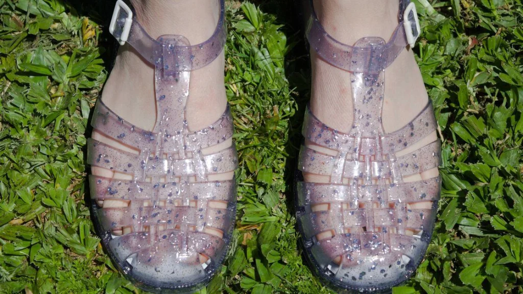Retour des sandales en gel : un phénomène de mode des années 80-90
