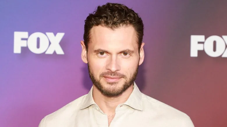 Adan Canto barbe chemise brune lors d'un évènement Fox