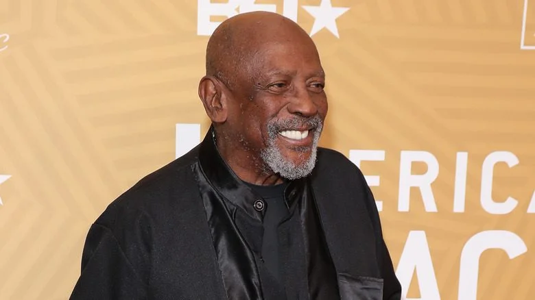 Louis Gossett Jr. en costume noir, souriant lors d'un événement