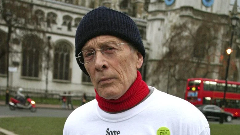 Michael Culver avec des lunettes et un bonnet noir à l'extérieur à Londres