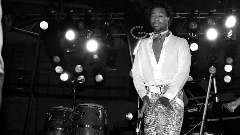 Anthony Walker chantant sur scène