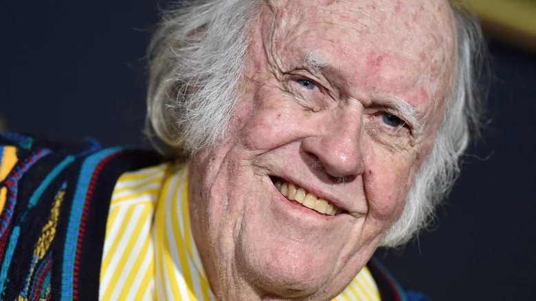 M. Emmet Walsh souriant, portant une chemise jaune lors d'un événement