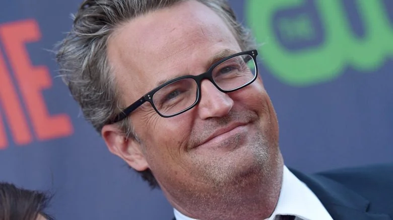 Matthew Perry grimaçant avec des lunettes