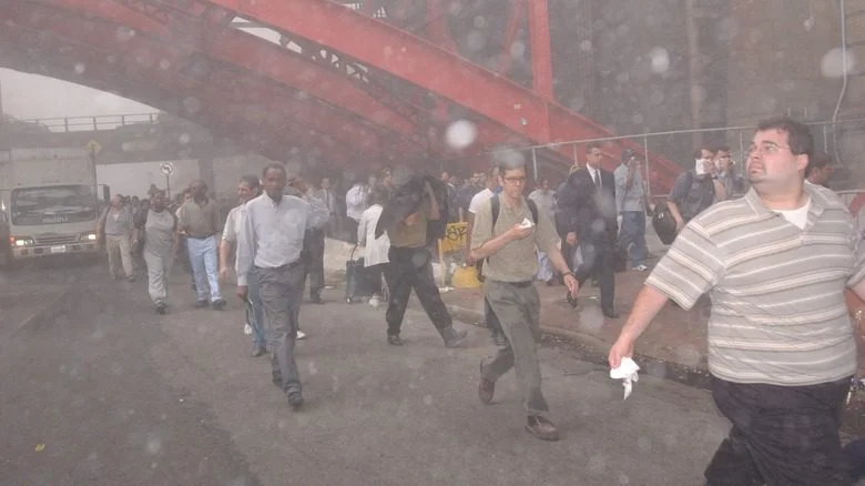 Personnes s'éloignant, air chargé de poussière